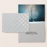 Carte Dorée Les flocons de neige et Merveilleux Vacances d'hiv<br><div class="desc">Donnez cette véritable carte de papier d'aluminium avec l'image magique d'un lièvre dans un pays merveilleux d'hiver à quiconque aime le mystère et l'émerveillement d'une nuit d'hiver. Customisez-le avec vos mots (ou laissez le sentiment tel quel) pour rendre la carte parfaite pour différentes vacances ou occasions. Joyeuses vacances !</div>