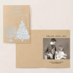 Carte Dorée Les vacances Chrismukkah argenté joyeux ajoutent<br><div class="desc">Personnalisez cette carte de vacances de Chrismukkah d'aluminium argenté - ajoutez juste votre photo et noms à l'intérieur de la carte utilisant les modèles fournis. L'avant lit JOYEUX CHRISMUKKAH HEUREUX avec un menorah de Hanoukka d'amusement et un arbre de Noël côte à côte. Cette carte de voeux mélangée de vacances...</div>