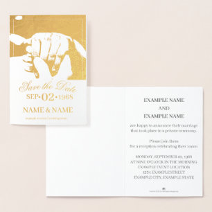 Carte Dorée Mains d'un couple de mariage de couleur avec annea