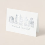 Carte Dorée New York City Hanoukka NYC Fête juive Chanukah<br><div class="desc">La carte présente une illustration originale d'une rangée de monuments classiques de New York, "habillés" pour les vacances Hanoukka, imprimés dans une jolie finition en papier peint. Idéal pour toute personne qui vit dans ou aime NYC. Le design "New York Hanoukka" est également disponible sur beaucoup d'autres cartes et produits...</div>