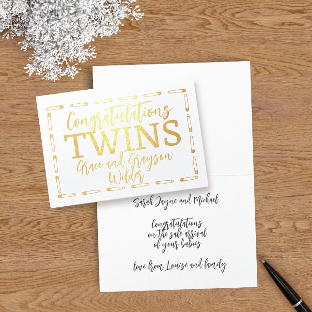 Carte Dorée Twin Boy Girl Baby Félicitations aux nouveaux pare (Congratulate the parents of twins with this cute foil card featuring a frame of diaper pins. )