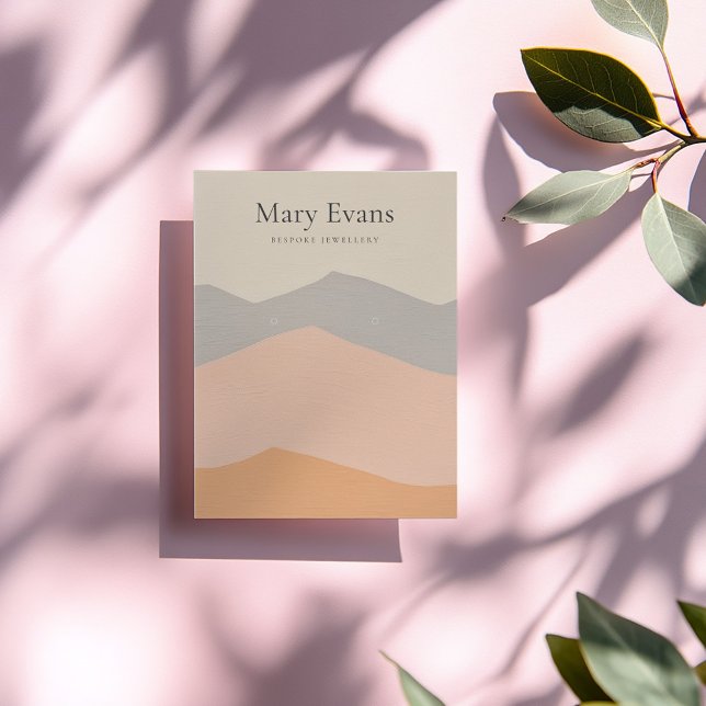 Carte d'oreille Pastel pour montagnes plates (Pastel flat mountains earring display card with printed kraft style texture.)