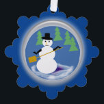 Carte d'ornement - Snowman de travail sur le bleu<br><div class="desc">Snowman avec pelle est prêt à nettoyer la neige de son globe de neige. Les pins verts sont derrière lui. Texte blanc sur le dos "Meilleurs voeux pour la saison des Fêtes" Arrière - plan des deux côtés est bleu foncé.</div>