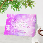 Carte Dreamy Pink Winter Wonderland Business Noël<br><div class="desc">Il s'agit d'une carte de voeux de Noël d'affaires festive qui reflète parfaitement l'esprit de la période des fêtes. La carte est ornée d'un arrière - plan rose et violet éclatant, orné de délicats flocons de neige blancs, créant un merveilleux paysage hivernal. L'avant de la carte porte un message "Joyeux...</div>