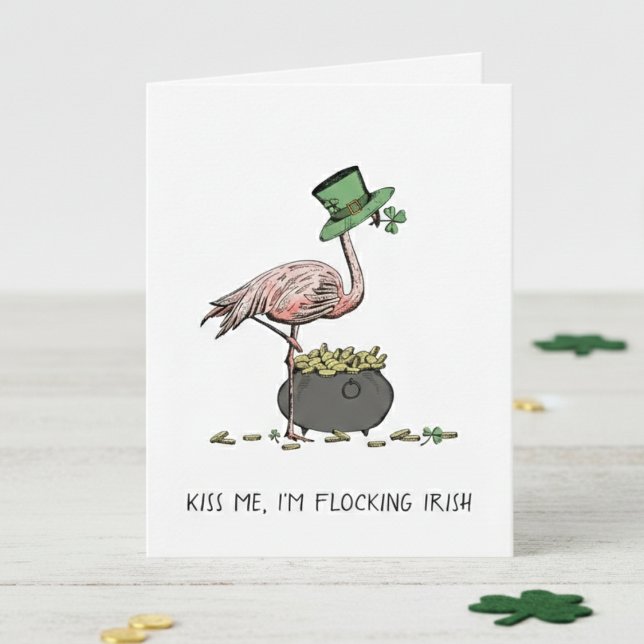 Carte drôle de flamingo pour la Saint-Patrick (Lucky Kiss Me I'm Irish Funny St Patrick's Day Cards. Pink Flamingo, Green Clover, Leprechaun Hat)
