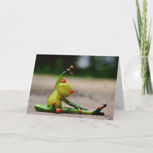 Carte drôle de grenouille d'arbre faisant du Yoga