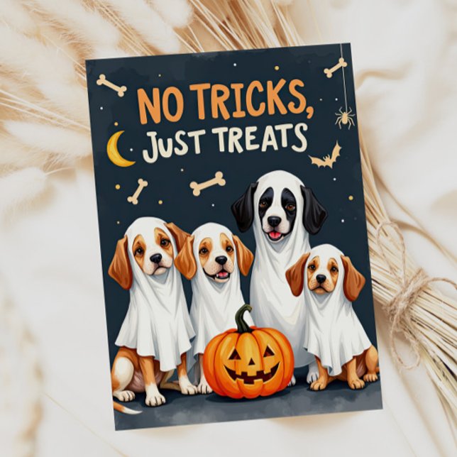 Carte drôle d'Halloween avec des chiens fantômes m (Cute ghost dog funny Halloween card)