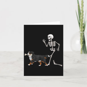 Carte Drôle Halloween Bernese Mountain Dog Et Skeleton