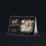 Carte Elégant 60 et Fabulous Flower 60th Birthday Photo<br><div class="desc">Elégant 60 et Fabulous Flower 60th Birthday Carte photo. 60 et texte fabuleux en script tendance avec un nom sur un arrière - plan noir. La photo personnalisée est dans un cadre fleuri. Personnalisez-le avec votre photo, nom et âge. Ajoutez votre texte à l'intérieur de la carte ou effacez-le. C`est...</div>