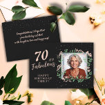 Carte Elégant 70 et Fabulous Flower 70th Birthday Photo<br><div class="desc">Elégant 70 et Fabulous Flower 70th Birthday Carte photo. 70 et texte fabuleux en script tendance avec un nom sur un arrière - plan noir. La photo personnalisée est dans un cadre fleuri. Personnalisez-le avec votre photo, nom et âge. Ajoutez votre texte à l'arrière de la carte. C`est un joli...</div>