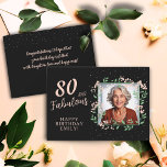 Carte Elégant 80 et Fabulous Flower 80th Birthday Photo<br><div class="desc">Elégant 80 et Fabulous Flower 80th Birthday Carte photo. 80 et texte fabuleux en script tendance avec un nom sur un arrière - plan noir. La photo personnalisée est dans un cadre fleuri. Personnalisez-le avec votre photo, nom et âge. Ajoutez votre texte à l'arrière de la carte. C`est un joli...</div>