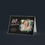 Carte Elégant 80 et Fabulous Flower 80th Birthday Photo<br><div class="desc">Elégant 80 et Fabulous Flower 80th Birthday Carte photo. 80 et texte fabuleux en script tendance avec un nom sur un arrière - plan noir. La photo personnalisée est dans un cadre fleuri. Personnalisez-le avec votre photo, nom et âge. Ajoutez votre texte à l'intérieur de la carte ou effacez-le. C`est...</div>