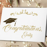 Carte Elégant Golden Félicitations Diplômé<br><div class="desc">Elégante Golden Félicitations Graduate Graduate Card. Carte de graduation avec capuchon de graduation,  écriture dorée moderne et ornement doré. Félicitations et un nom du diplômé sur le devant - personnalisez avec votre nom. Personnalisez le texte à l'intérieur de la carte ou effacez-le.</div>