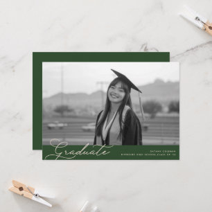 Carte Élégante graduation photo avec script vert moderne