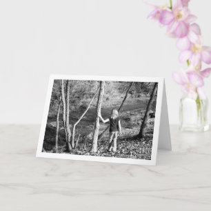 Carte Enfant debout dans les bois