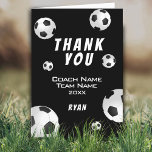 Carte entraîneur Merci de balle de football<br><div class="desc">Simple balle de football merci carte d'entraîneur avec le texte de remerciement, nom de l'entraîneur, nom de l'équipe, année, votre nom et balles de football. La carte est noire et blanche. À l'arrière se trouve un ballon de football. Personnalisez la carte avec les noms et votre texte. Super carte de...</div>