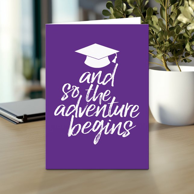 Carte Et ainsi l'aventure commence - Diplôme Violet (And so the adventure begins - Custom Graduation Greeting Card)