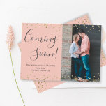 Carte Faire-part de grossesse Gold Confetti en ros<br><div class="desc">Confetti d'or sur Cartes de Faire-part de grossesse rose Photo. Attendez-vous à des parents ! Carte script "coming soon" pour partager vos bonnes nouvelles avec votre famille et vos amis. Caractéristiques ci-dessus et le cadre de confetti en or du fond sur arrière - plan rose pâle. Si vous avez besoin...</div>