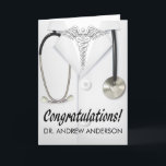 Carte Félicitations au médecin<br><div class="desc">Carte de félicitations de blouse blanche. La carte peut être entièrement modifiée. Parfait pour les diplômés de l'école de médecine ou d'autres occasions. Ajoutez le nom du médecin sur le devant et votre texte à l'intérieur. Cliquez sur personnaliser pour modifier ce modèle.</div>