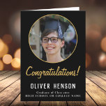 Carte Félicitations Black Graduate Photo Graduation<br><div class="desc">Félicitations Simple Black Graduate Photo Graduate Card. Design élégant et simple avec script doré et photo personnalisée sur arrière - plan noir. Ajoutez votre photo et votre message pour le diplômé à l'intérieur de la carte.</div>