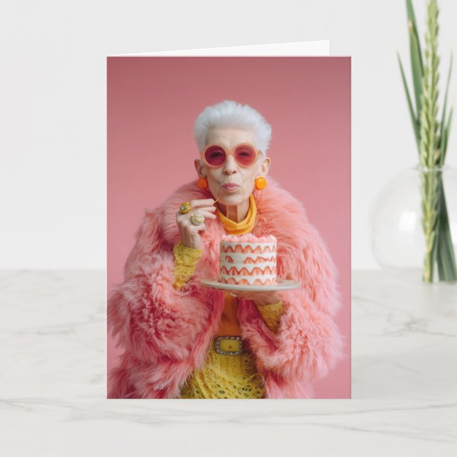 Carte Femme âgée élégante mangeant du gâteau dans la mod (Devant)