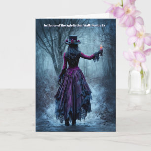 Carte Femme de Samhain avec une bougie sur un chemin bru