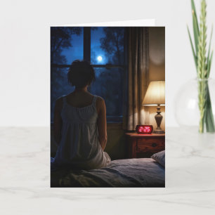 Carte Femme qui te manque assise sur son lit