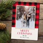 Carte Festive Famille Personnalisée Photo Rouge Noël Pli<br><div class="desc">Un modèle traditionnel de cartes de Noël, prêt à vous personnaliser avec votre propre texte et photo. Ce design festif, avec un motif Buffalo Plaid à carreaux entourant votre photo, et une illustration écossaise de style vintage à l'intérieur. Il s'agit d'un modèle modifiable, de sorte que vous pouvez customiser tout...</div>