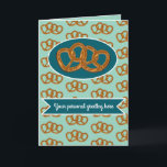 Carte Fête des Bretzels : Nouer le Nœud personnalisé sar<br><div class="desc">Une paire de bretzels liés nouent un nœud comme thème de ce design de célébration amusant. Ajoutez une légende personnalisée ou un nom à l'avant,  avec plus de texte à personnaliser à l'intérieur. Le motif répétitif de petits nœuds en pain est présenté sur l'avant et l'arrière.</div>