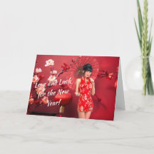 Fille du Nouvel An chinois avec un parapluie rouge