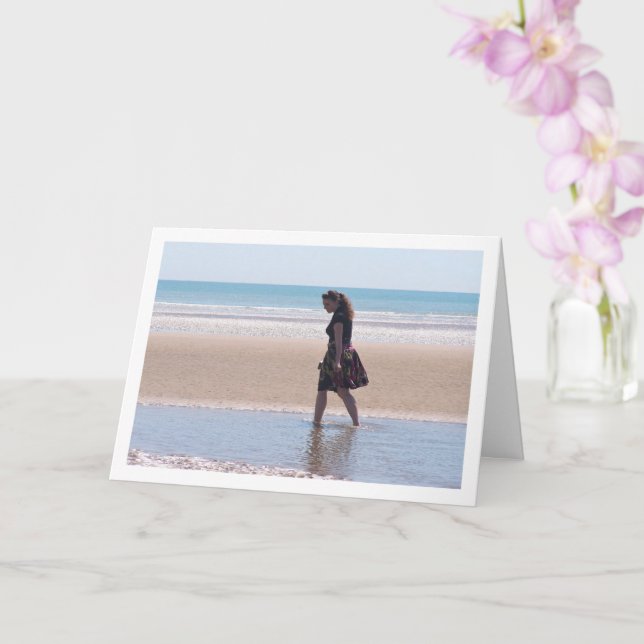 Carte Fille en jupe marchant sur la plage (Orchidée)