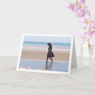 Carte Fille en jupe marchant sur la plage