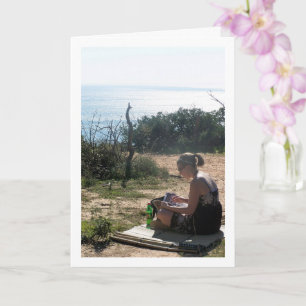 Carte Fille lisant à la plage