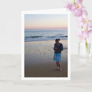 Carte Fille sur la plage au coucher du soleil