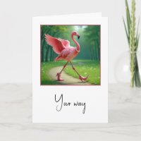 Flamant rose d'anniversaire portant des perles et 