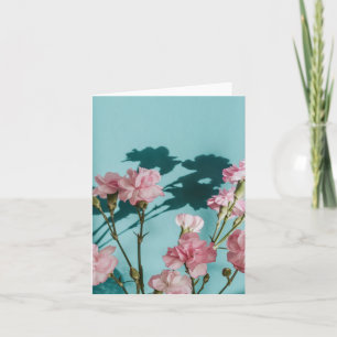 Carte Fleurs de carnation roses rêveuses sur fond bleu