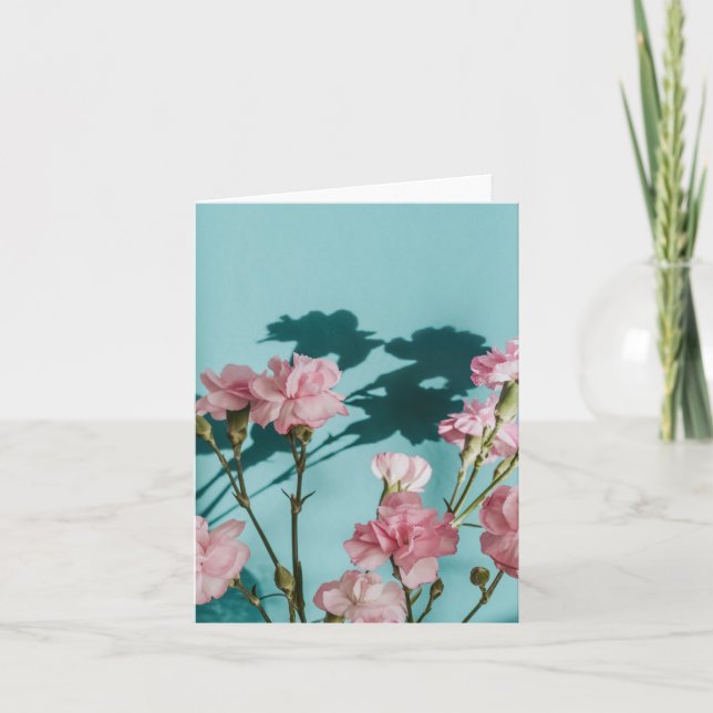Carte Fleurs de carnation roses rêveuses sur fond bleu (Devant)