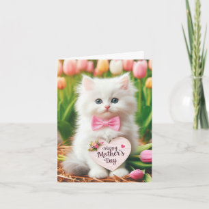 Carte Fluffy White Kitten dans le champ de tulipe