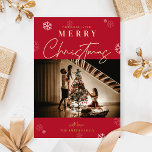 Carte Foil Famille Red One de Noël<br><div class="desc">Diffusez la joie festive avec une carte de voeux de Noël photo personnalisée. Cette carte de Bonnes Fêtes comprend l'espace pour une grande photo de famille et votre nom de famille. La véritable feuille d'or complète parfaitement cette carte d'image Joyeux Noël et le riche motif arrière - plan rouge et...</div>