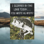 Carte Funny Bass Fishing Lake Angler Anniversaire Person<br><div class="desc">Cette carte de voeux personnalisée fait un grand cadeau pour le bass angler dans votre vie. Le design comprend une basse à grande bouche qui saute hors de l'eau et le texte "Je me suis arrêté au bord du lac aujourd'hui, vous étiez au travail". Cette carte est idéale pour les...</div>