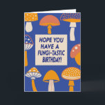 Carte Funny Fungi Mushroom Citation Retro Blue Anniversa<br><div class="desc">Cette carte d'anniversaire excentrique et colorée est parfaite pour quelqu'un qui aime un bon jeu de mots et une touche de fantaisie ! Avec une gamme ludique de champignons d'inspiration rétro dans les tons orange, jaune et bleu, il livre un message amusant et léger : "J'espère que vous avez un...</div>