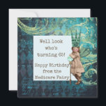 Carte Funny Happy 65th Birthday Medicare Fairy<br><div class="desc">Super carte d'anniversaire pour ceux qui viennent de "l'âge de Medicare"! La conception d'art modifiée en blanc présente de mignonnes pièces d'antiquité découpées avec couronne en papier et sceptre sur un arrière - plan arlequin en détresse fantaisie. Texte à l'avant" Eh bien regardez qui a 65 ans ! Joyeux anniversaire...</div>