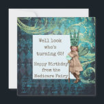 Carte Funny Happy 65th Birthday Medicare Fairy<br><div class="desc">Super carte d'anniversaire pour ceux qui viennent de "l'âge de Medicare"! La conception d'art modifiée en blanc présente de mignonnes pièces d'antiquité découpées avec couronne en papier et sceptre sur un arrière - plan arlequin en détresse fantaisie. Texte à l'avant" Eh bien regardez qui a 65 ans ! Joyeux anniversaire...</div>