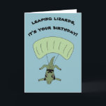 Carte Funny Skydiving Lizard message personnalisé Annive<br><div class="desc">Ajoutez votre propre texte à l'avant et à l'intérieur de cette carte de dessin animé pour créer votre propre salut personnalisé ou laissez-le comme pour un message amusant qui sera apprécié par les fans de reptiles et de parachutistes. Cette carte présente une illustration de dessin d'un lézard en chute libre....</div>