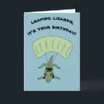 Carte Funny Skydiving Lizard message personnalisé Annive<br><div class="desc">Ajoutez votre propre texte à l'avant et à l'intérieur de cette carte de dessin animé pour créer votre propre salut personnalisé ou laissez-le comme pour un message amusant qui sera apprécié par les fans de reptiles et de parachutistes. Cette carte présente une illustration de dessin d'un lézard en chute libre....</div>