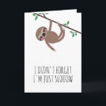Carte Funny Sloth rose Beldate Anniversaire<br><div class="desc">Drôle carte d'anniversaire avec un paresseux accroché à une branche avec des feuilles verts au-dessus du texte "Je n'ai pas oublié. Je ne suis qu'un mordu" en lettres de charme. Si vous ouvrez la carte, vous voyez le même parfum maintenant en vêtements colorés rose et jaune, portant un casquette de...</div>