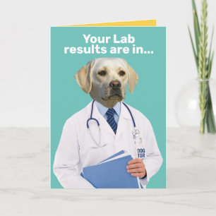 Carte Funny Yellow Lab Doctor avec résultats de laborato