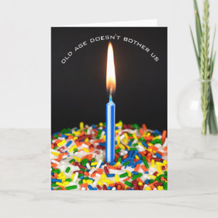 Carte gâteau d'anniversaire de vieillesse avec bougie