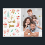 Carte Gold Oh Quelle Fun Christmas Photo Card<br><div class="desc">Un design ludique de carte de Noël avec le message, Oh ce qui est amusant. Il est décoré de jolies illustrations de cadeaux, de mitaines, d'un bas de Noël et d'un sapin de Noël. Personnalisez-le avec votre photo de famille, votre nom de famille et un message de vacances. Vous pouvez...</div>
