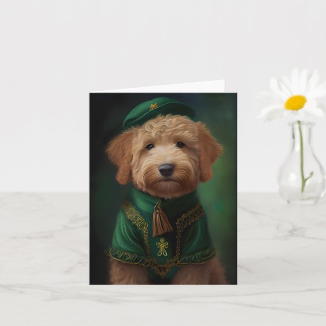 Carte Goldendoodle Dog en tenue de la Saint Patrick (Petite plante)